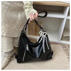 Sac cabas épaule en cuir PU noir avec pendentif nœud perles et poche avant zippée pour femmes