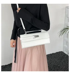 Vista detallada de un elegante bolso de hombro blanco de cuero con cierre metálico.