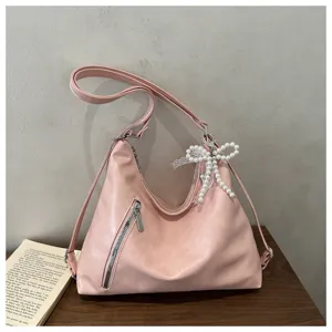 Sac à bandoulière rose élégant pour femme, avec nœud en perles chic et poche zippée pratique.