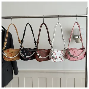 Sac a main tendance mini modele selle croissant avec imprime levres et chaine perles.