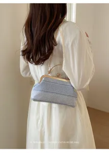 Sac à bandoulière rétro rayé bleu et blanc avec chaîne dorée élégant sac à main vintage.
