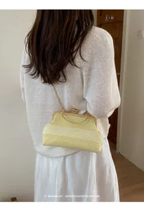 Chic sac bandoulière rayé avec fermoir métal et chaîne dorée, élégant sac à main femme.
