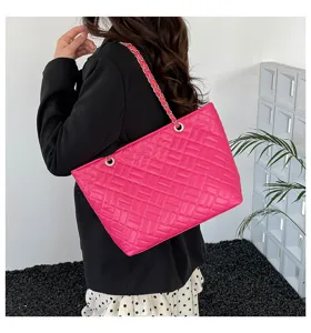 Borsa a tracolla trapuntata rosa con catena, grande borsa tote alla moda per donna.