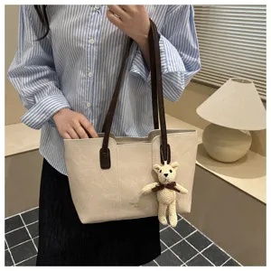 Borsa shopper beige grande capacità borsa a spalla elegante con ciondolo a orsetto