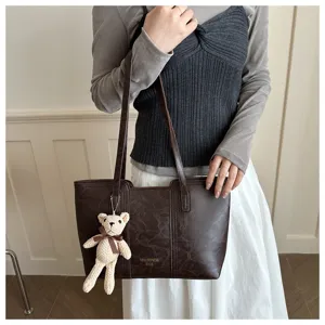 Borsa shopper marrone vintage da donna, grande borsa a spalla con ciondolo a forma di orsetto.