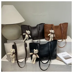 Borsa tote grande capacità chic con ciondolo orsetto, elegante borsa a spalla per lavoro.