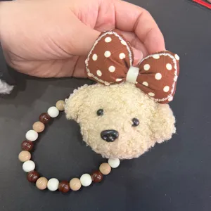 Charmant pendentif de sac en peluche chien avec nœud à pois et bracelet de perles.