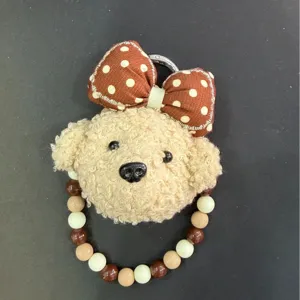 Porte-clés chien en peluche mignon avec nœud à pois marron et lanière de perles chic.