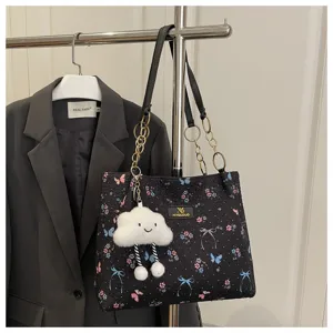 Schwarze florale bestickte Tote-Tasche mit Kettenriemen und süßem Wolkenanhänger für den Alltag.