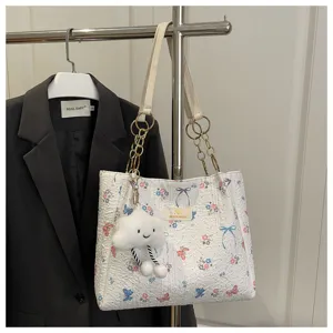 Modische Blumen Schmetterling Tote Tasche mit Kette und süßem Wolken Anhänger Alltag.
