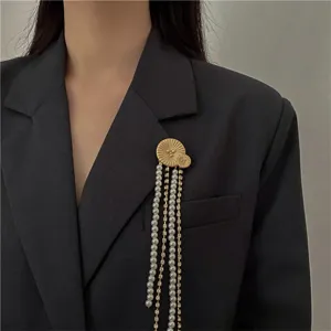 Elegante spilla vintage con perle strass e nappe, design foglia di loto oro da donna.