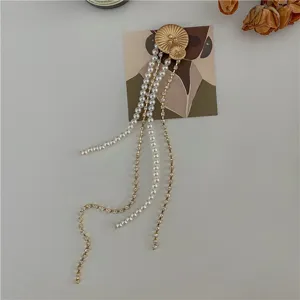 Spilla in stile vintage con design di fiore di loto rotondo e nappe di perle e strass.