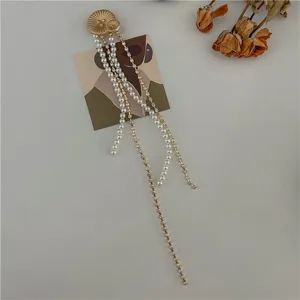 Spilla vintage con perle e strass pendenti, design floreale elegante in stile corte retrò.
