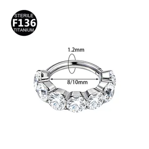Gedetailleerd overzicht van de F136 titanium ring met schitterende zirkoniastenen.