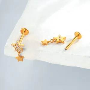 Λεπτομέρεια από piercing labret τιτανίου με κρεμαστό αστέρι και εσωτερικό σπείρωμα.