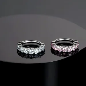 Titanium 5A zirkonia volledig geplaveid segment ring piercing sieraad detail.