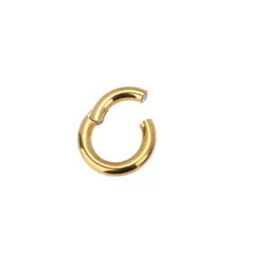 Grande anello piercing in lega di titanio F136, gioiello per il corpo dorato dettaglio.