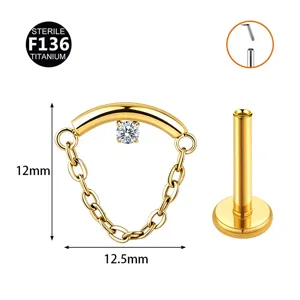 F136 Titan Knorpel Piercing Schmuck mit Kettchen Anhänger und glänzendem Zirkonia.