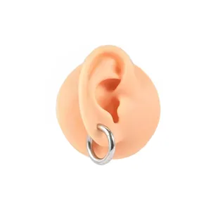 Vista dettagliata anello piercing spesso in acciaio inox, gioiello punk per naso e PA.