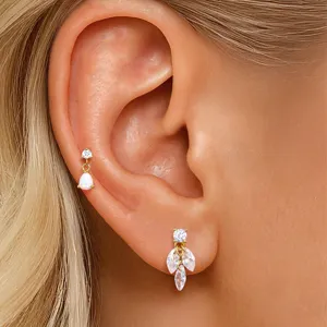 Detaillierte Nahaufnahme von Titanlegierung Zirkon markise tropfen Piercing Ohrringen.