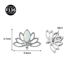 Titan F136 Piercingschmuck mit hohlem Lotus-Design und Opal-Einlage für Ohr und Lippe.