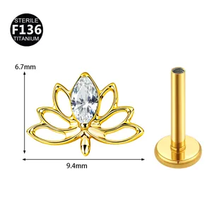 Nahaufnahme von Titan Lotus Piercing Schmuck, mit Zirkonia Stein und genauen Maßen.
