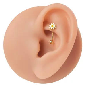 Vista dettagliata di piercing helix margherita in titanio F136 con fiore bianco smaltato.