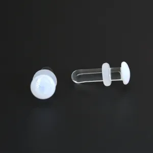 Transparenter Glas Ohr Plug Piercing Körperschmuck Detailansicht, minimalistisches Accessoire.