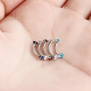 Gedetailleerd overzicht van vijf gebogen barbell piercings met kleurrijke zirkonia stenen.