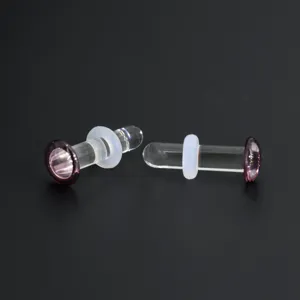 Nahaufnahme von Glas Dehnstab Ohrschmuck, rosa lila Pilz Piercing Schmuck Detail Ansicht.