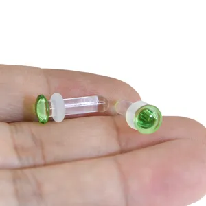 Grüner Glas Ohrstöpsel Piercing Schmuck Detailansicht mit Pilzform und O-Ring detail zeigt