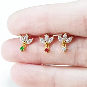 Detail van roestvrijstalen bungelende oorbellen met zirkonia, glanzende piercing sieraden.
