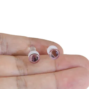 Rosa Glas Ohr-Dehner Detailansicht mit glatter Oberfläche und Pilz-Design für Körperpiercing.