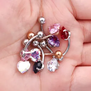 Primo piano dettagliato di piercing all'ombelico in acciaio inossidabile con zirconi 5A.