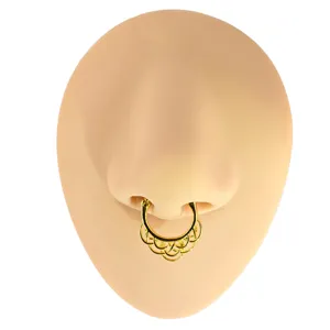 Détail de l'anneau de nez doré, piercing corporel floral en acier inoxydable fin.
