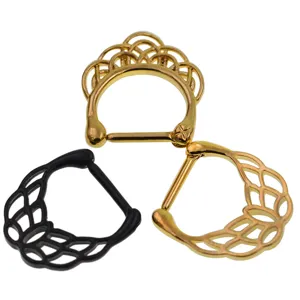 Vue détaillée de l'anneau de septum nasal en acier inoxydable et bijoux de corps.