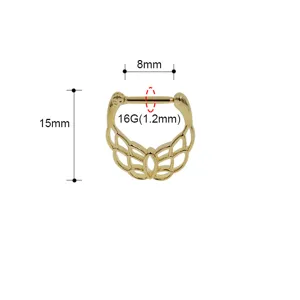 Gros plan détaillé montrant les dimensions 8x15mm et l'anneau de piercing lotus doré 16G.