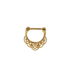 Gros plan détaillé du bijou de piercing de septum en acier inoxydable doré avec dentelle.