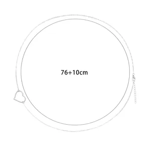 Vue détaillée de la chaîne de taille argentée avec joli pendentif cœur et taille 76+10cm