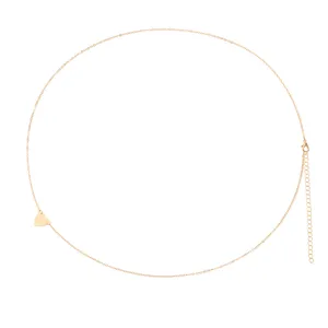 Détail de chaîne de corps pendentif cœur doré, design délicat de chaîne de taille pour la plage.