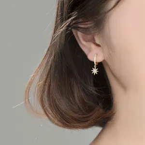 Goldene Stern-Hängecreolen für Knorpelpiercing, filigranes Design mit feinen Kristallsteinen.