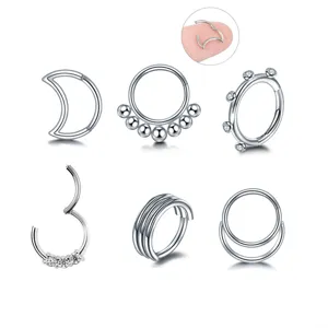 Edelstahl Piercing Set mit Mond Kristall und Perlen für Nase und Ohr getragen.