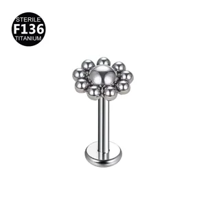 F136 Titaan bloem bal labret piercing knop, elegante kraakbeen lichaamsjuweel detail.