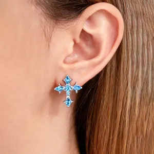 Orecchini a lobo con croce in zircone blu stile gotico, elegante accessorio di gioielleria.