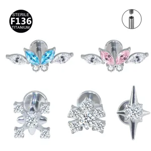 Detailansicht von Piercingschmuck aus Titan mit Schmetterling und Zirkoniasteinen.