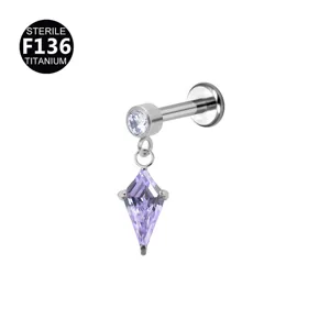 Detailaufnahme des F136 Titan Labret-Piercings mit funkelndem lila drachenförmigen Steinanhänger.