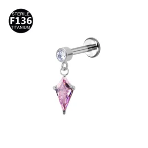 Titan Labret Stecker Detailaufnahme mit klarem runden Zirkonia und rosafarbenem Drachenstein.