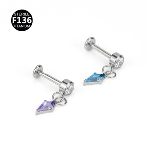 Detailaufnahme von F136 Titan Labret Stecker mit baumelndem drachenförmigen Zirkonia Stein.
