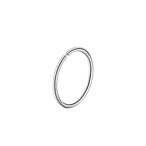 Roestvrij staal neusring lichaam piercing sieraden detail, eenvoudige glanzende open hoepel.