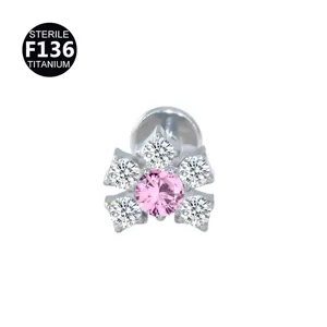 Titanschmuck Piercing Stecker mit rosa Zirkon und Stern Schmetterling Design Ohr.